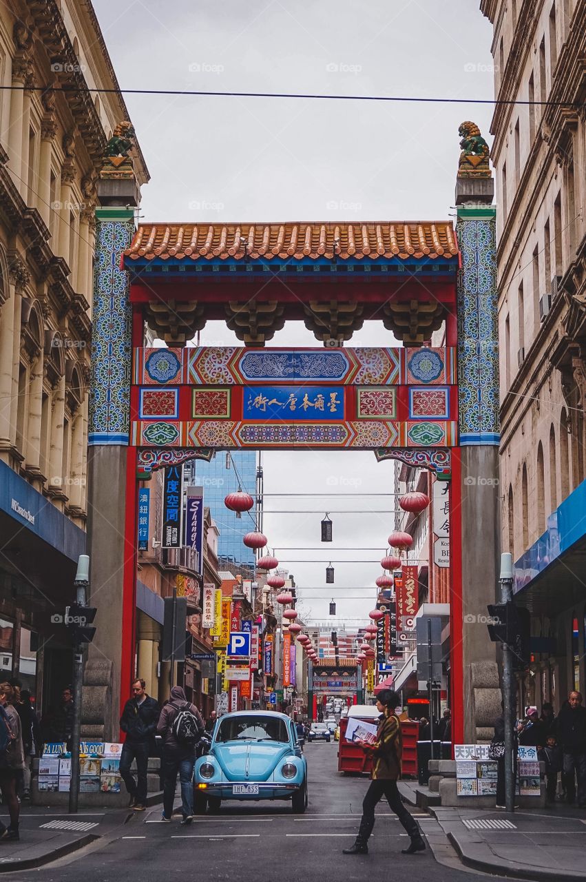 Blue & red contrasts in Melbourne’s Chinatown 