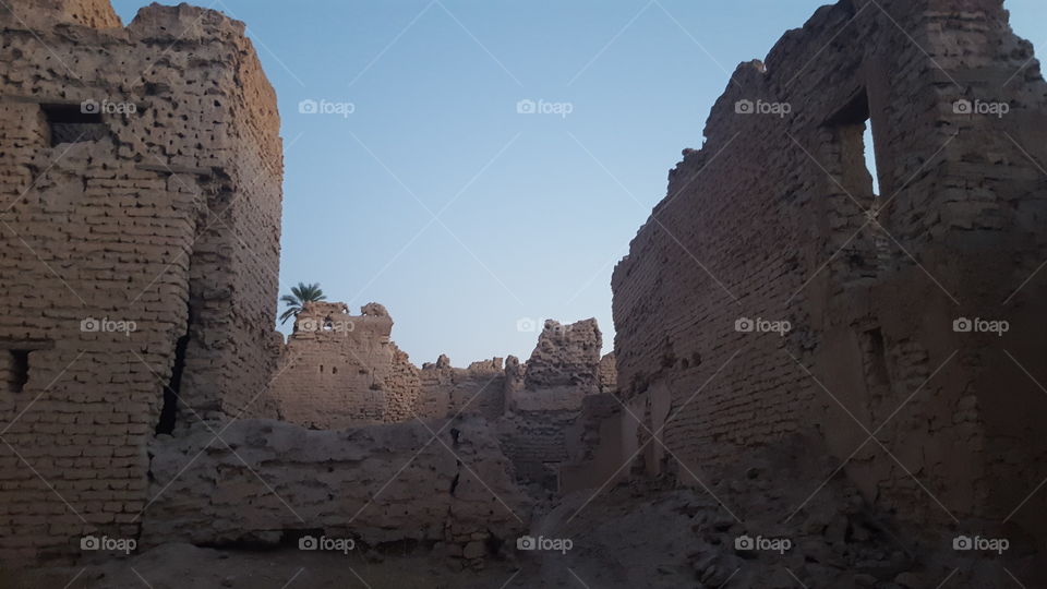 It is considered one of the first regular population centers in the state of Biskra. It is similar to other ancient palaces where it was built on the ruins of the Romans in terms of choosing the site and the way of building the doors. It is located in the center of the palms and close to the valley and some waterways. It is fortified with four doors and all the buildings are intertwined and interconnected in one block. One building and each two-storey house with an inner courtyard surrounded by three columns and light lighting from the opening of the upper floor.