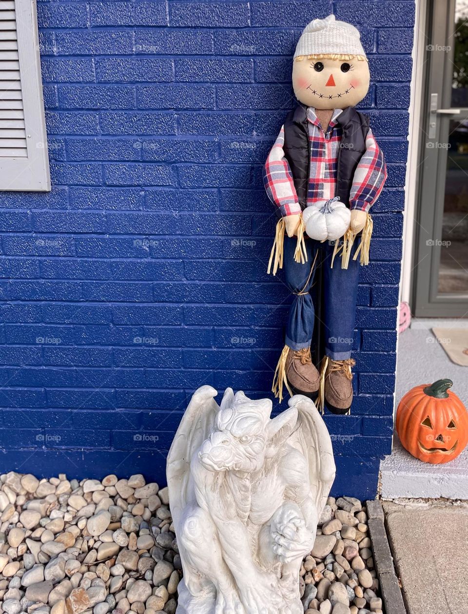 Putting up Halloween decorations, decorating outside for Halloween, scarecrows outside for Halloween, cute hipster scarecrow