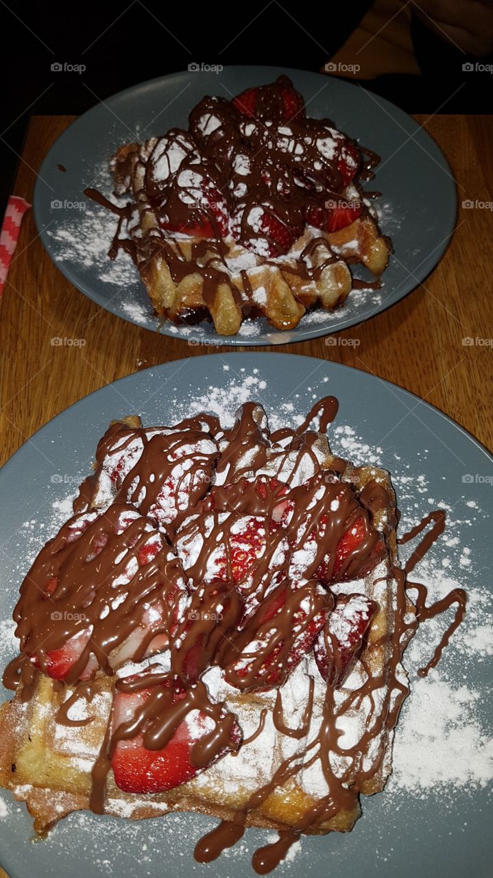 waffle with nutella and strawberrys