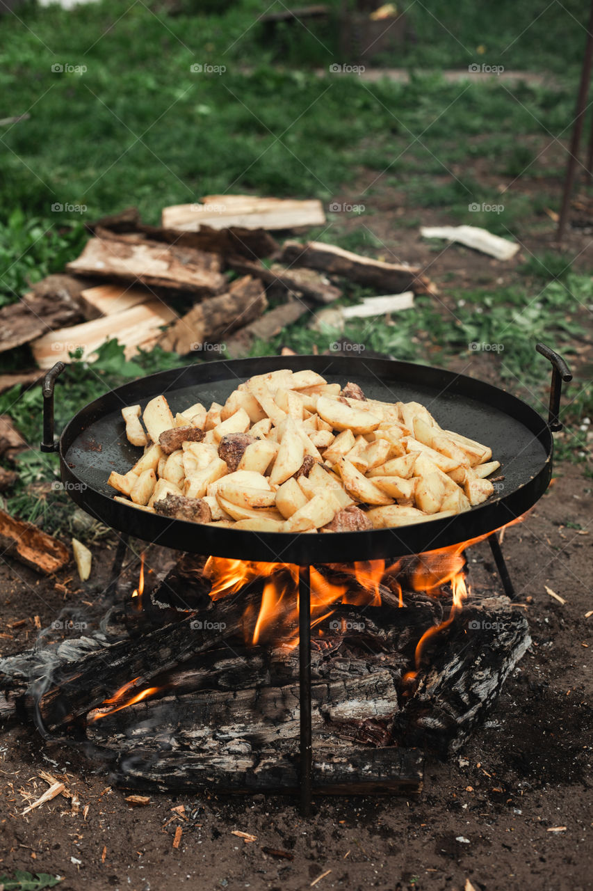 fried potatoes in nature, the cooking process