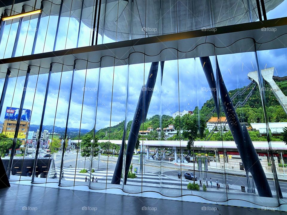 Floor-standing curved glass