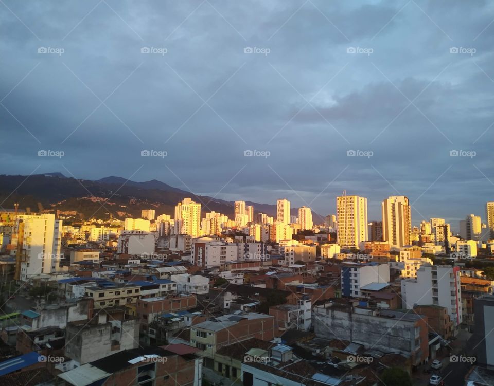 El sol al atardecer, da color a las edificaciones en la ciudad, mostrando un hermoso paisaje.