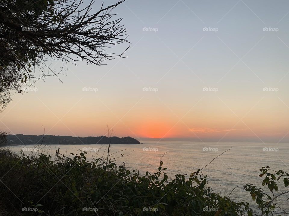 Atardecer bonito en la playa 