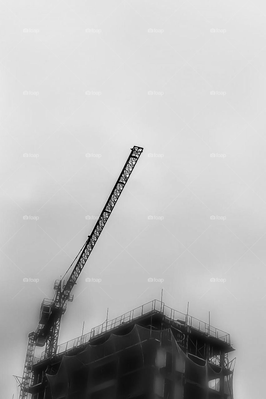 The crane is an excellent solution for narrow spaces and for the industrialization of civil construction. Widely used in the construction of buildings and large projects, it was developed to facilitate and bring agility in moving and lifting loads.