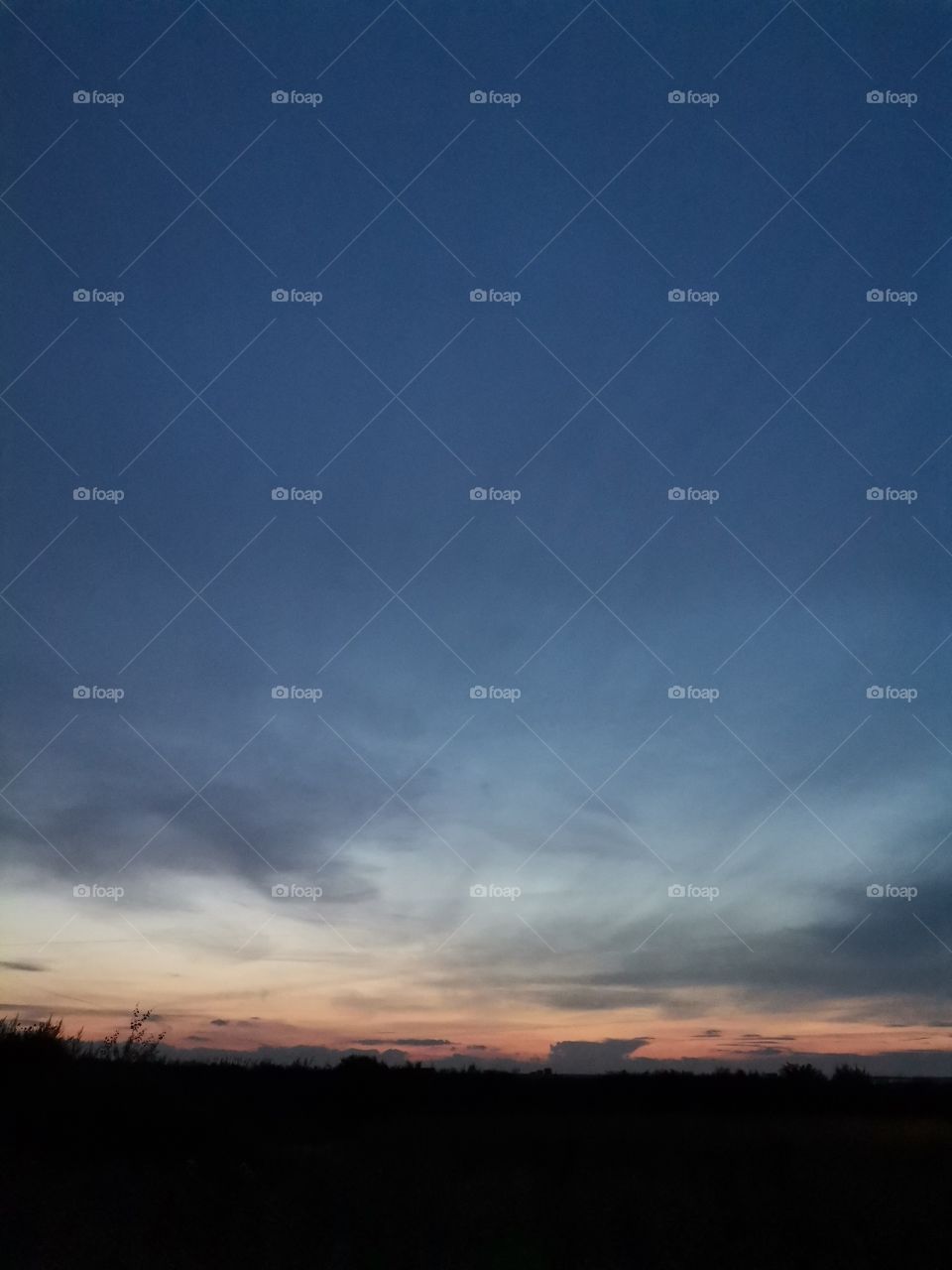 💙 Beautiful Sunset over a Plain with Blue Sky
🌐 Natural Wallpaper or Background