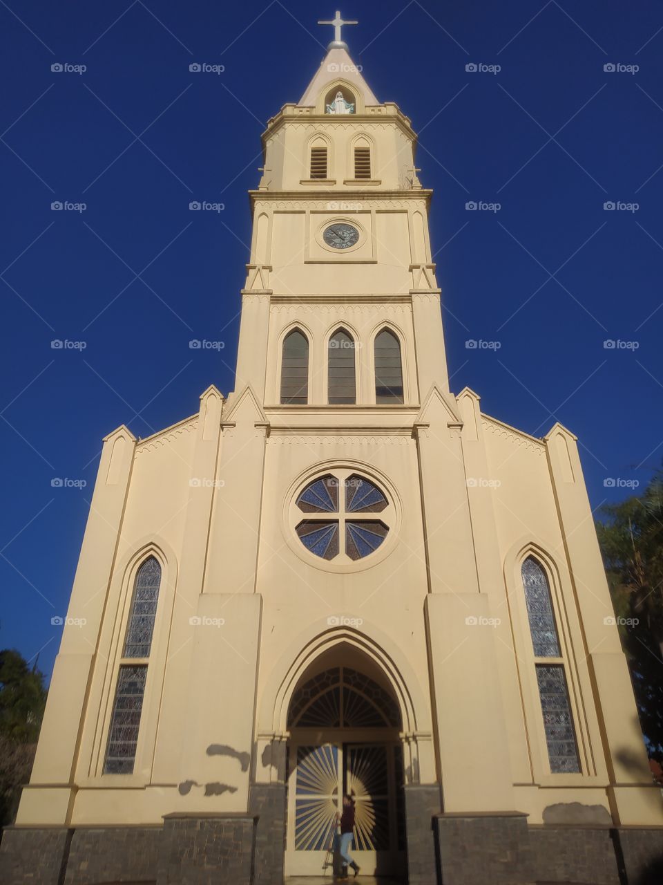 igreja católica no centro de cidade em interior de São Paulo com estruturas góticas.