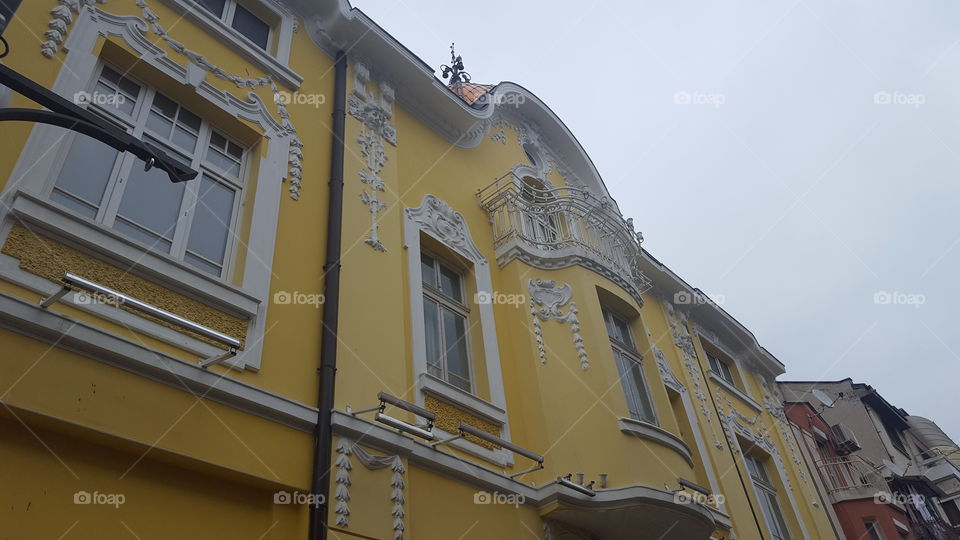 A yellow building