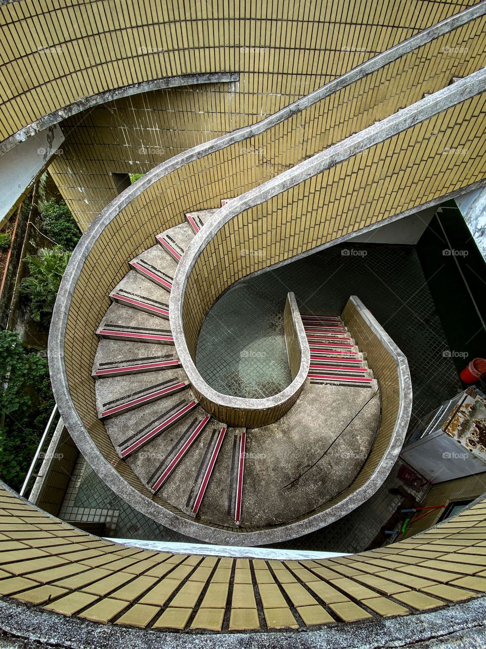 A stairwell where no one passes, where even time is forgotten