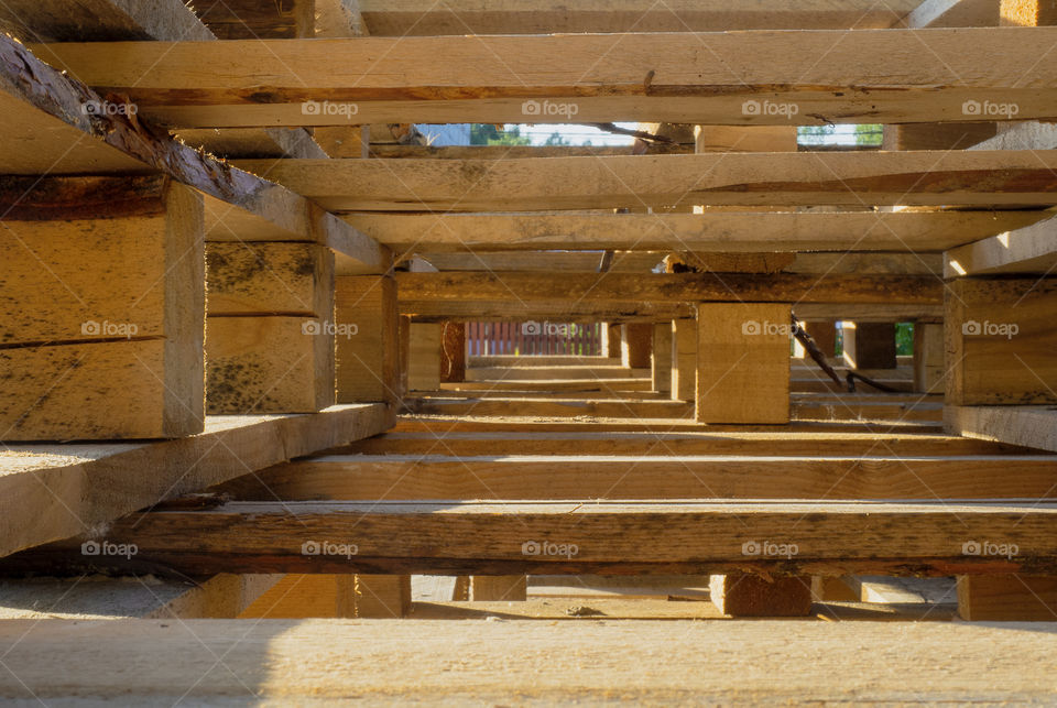 Wooden structure of folded pallets in the form of a tunnel