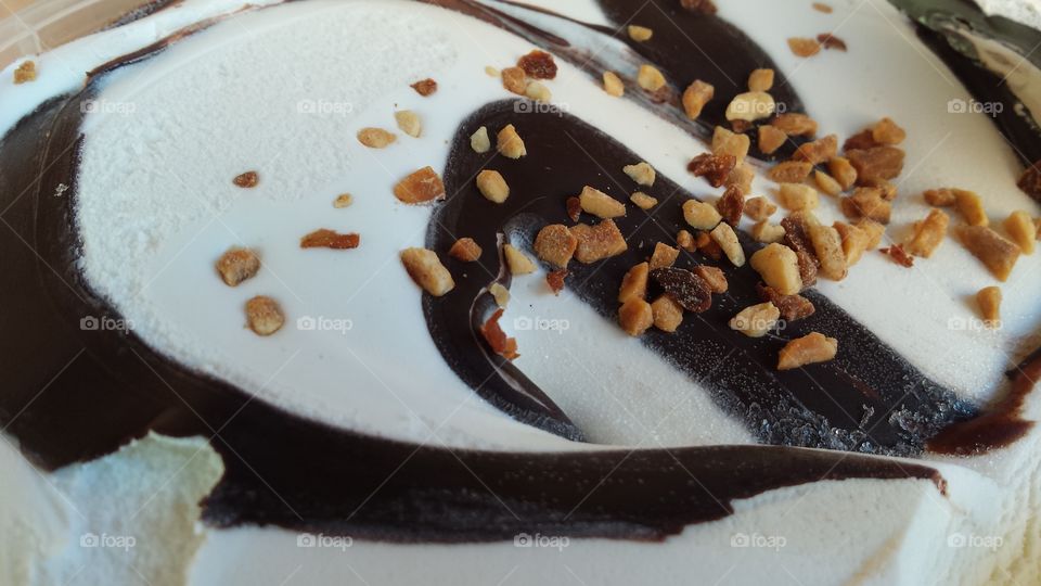 icecream chocolate and amendoes