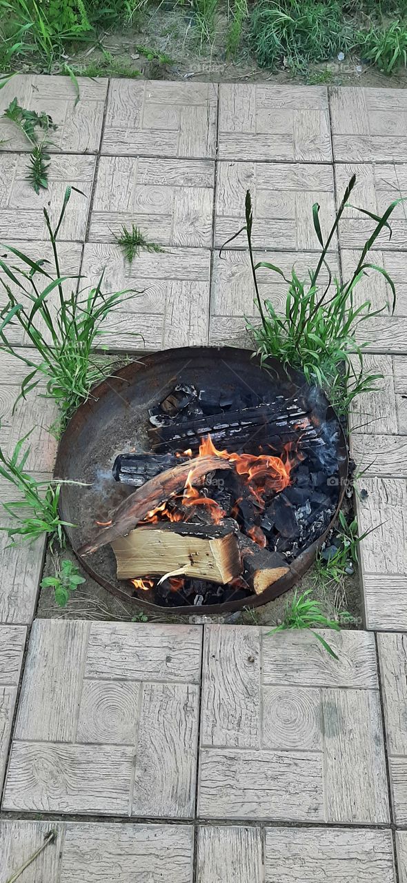 горит костер днем