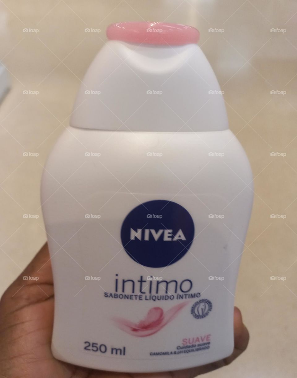 Desconforto e irritação  nas partes íntimas. A NIVEA  Trata sua pele com carinho. O sabonete líquido NIVEA Intimo suave, com extratos de camomila e Panthenol, proporciona sensação  de conforto, bem-estar e proteção,  para a sua região  íntima