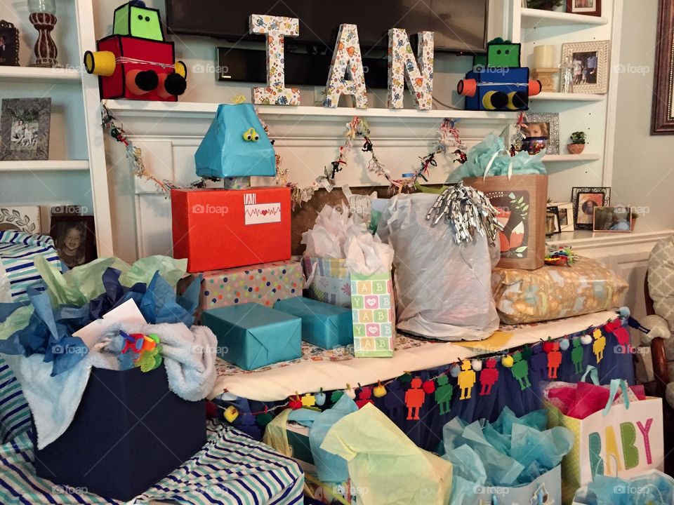 Gifts displayed at a baby shower with robot decorations