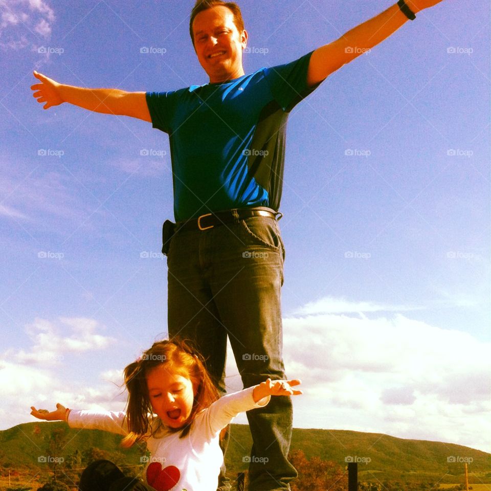 Uma bela paisagens com a Serra da Ermida ao fundo. Aqui, eu e a minha filha bem felizes!