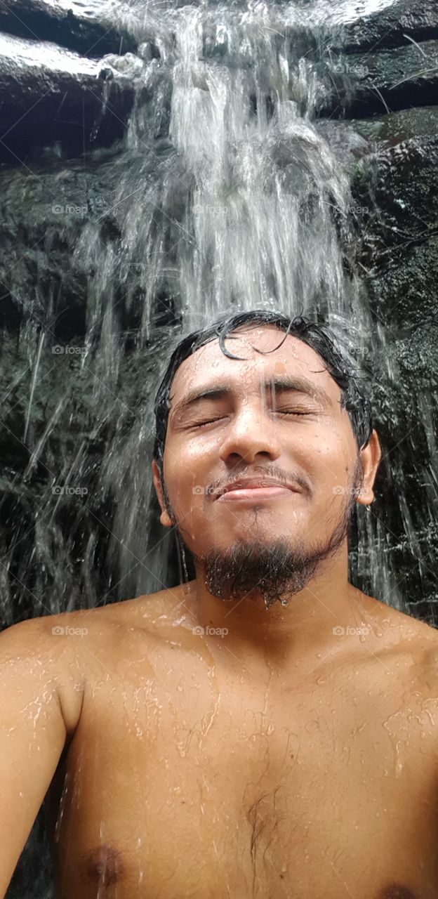 Bathing with mini waterfalls is really cold and amazing