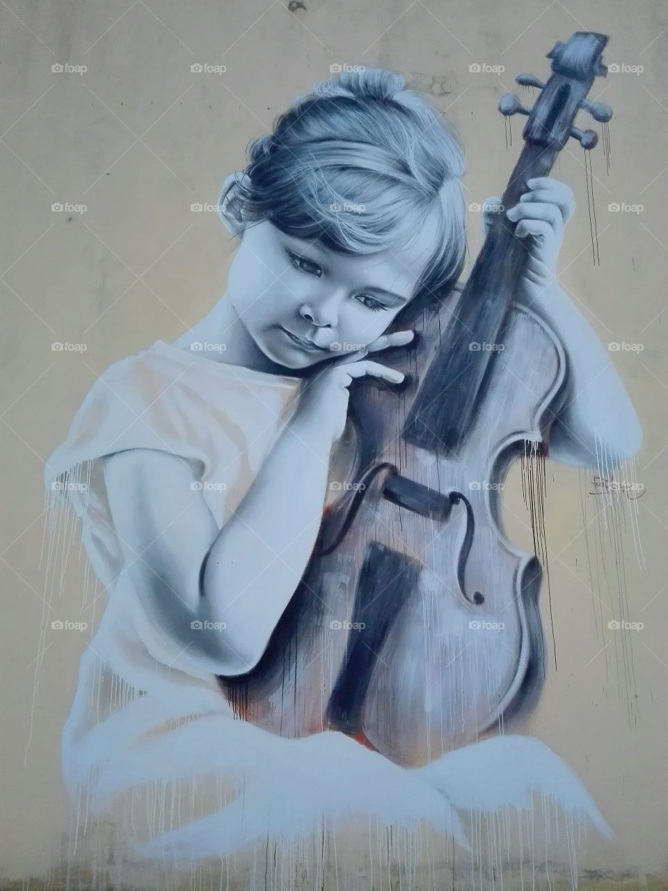 Girl with a violin, graffiti on the wall