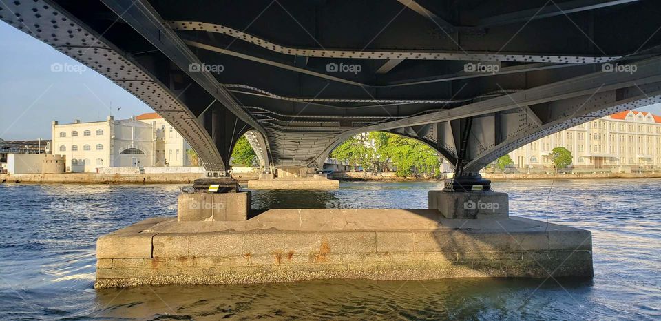 Ponte sobre o azul