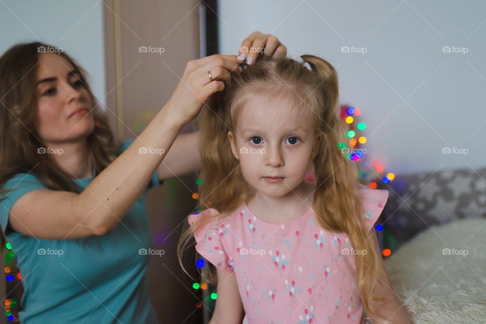 Mom does her daughter's hair, home beauty salon