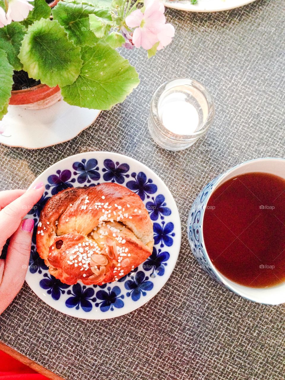 cinnamon bun and tea