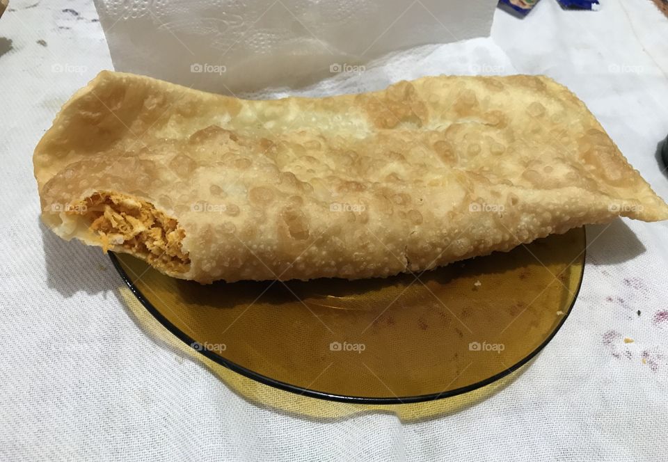 Pastel de frango com queijo. Uma delícia, e nós Brasileiros amamos.