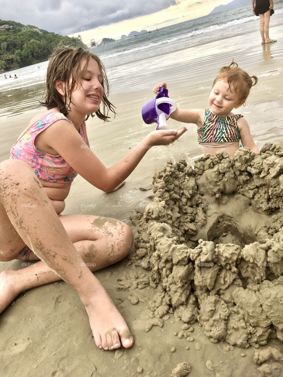 Two engineers building a sandcastle! / Duas engenheiras construindo um castelo de areia!