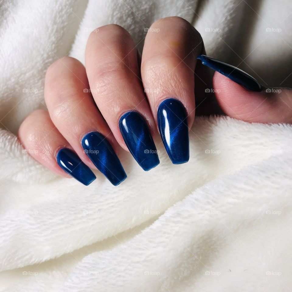 Set of blue acrylic nails and a fluffy blanket 😊