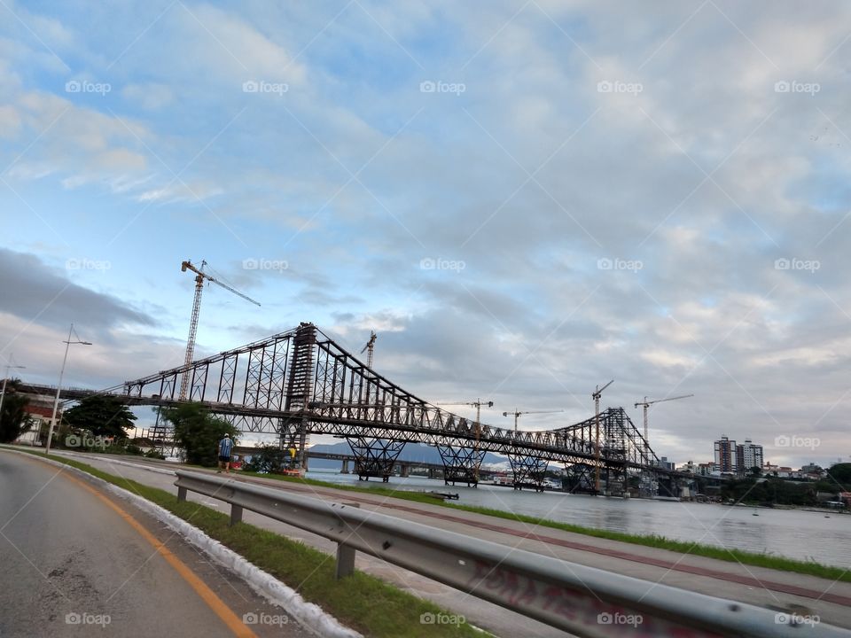 Ponte Hercílio Luz em reforma - Florianópolis/SC com guindastes