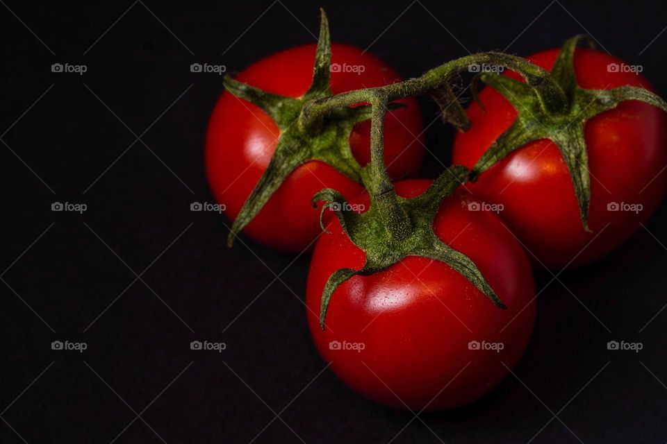fresh red tomatoes 