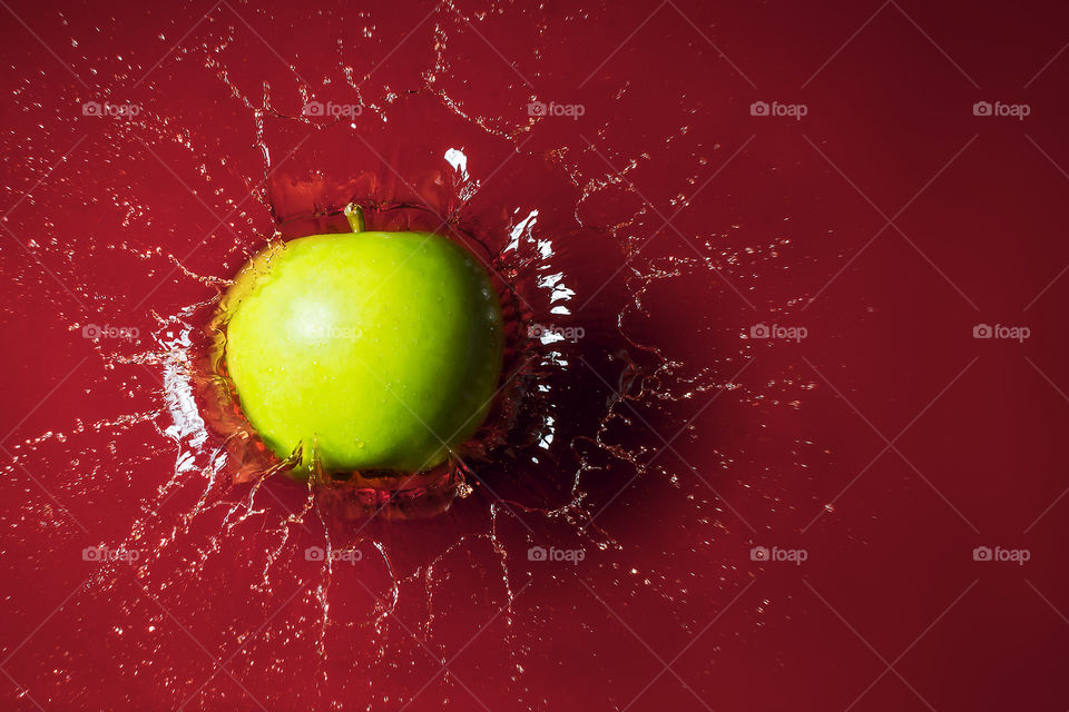 Apple Splashing