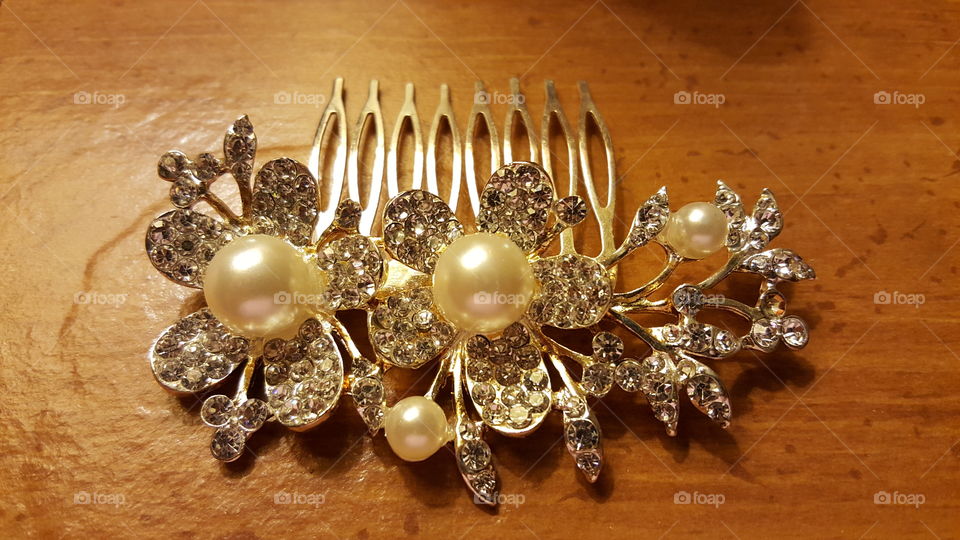I liked the diamonds and pearls decorated on this hair piece.
