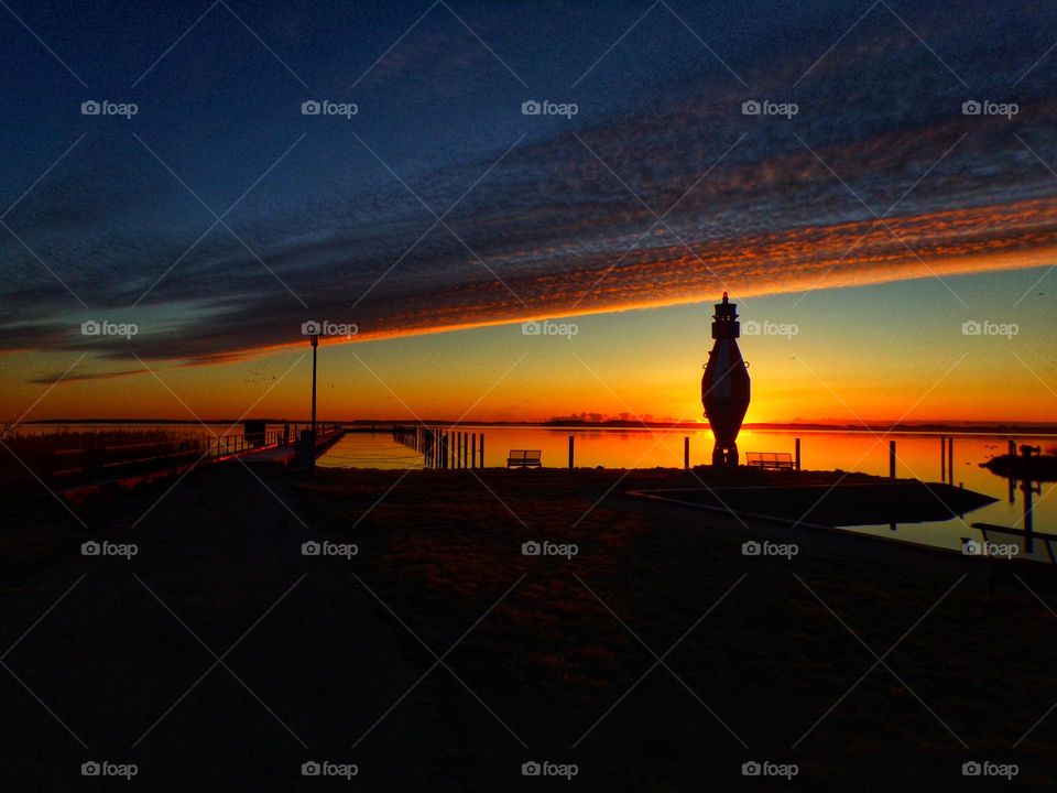 Sonnenaufgang am Wasser