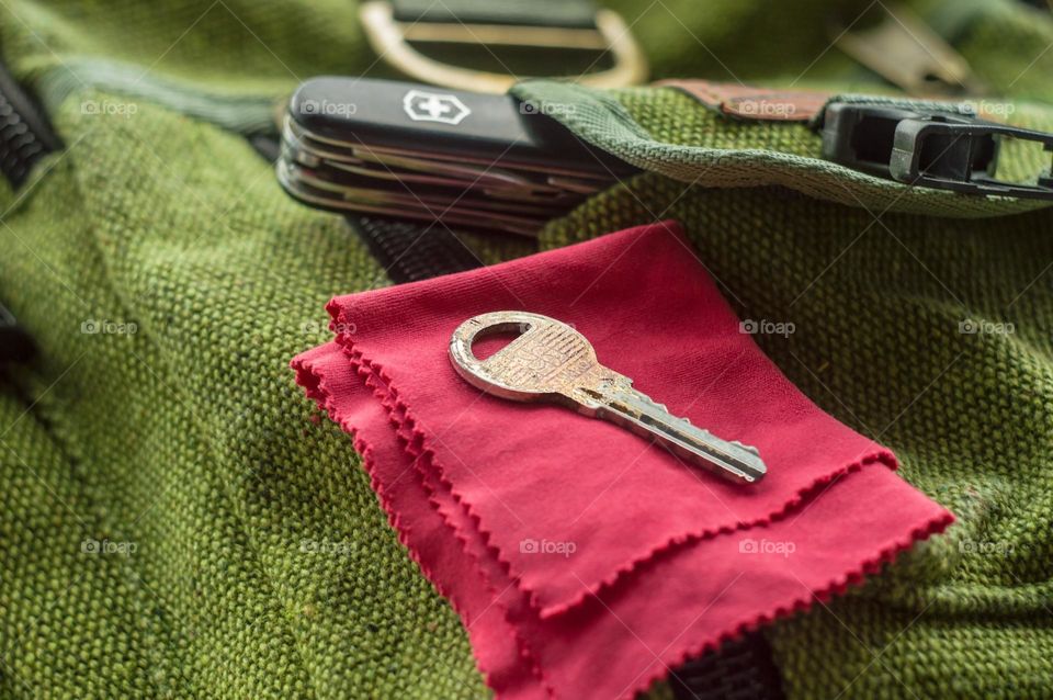 a few items that I always take with me in my bag. my belongings consist of a knife, a cleaning cloth for the lens and a house key.