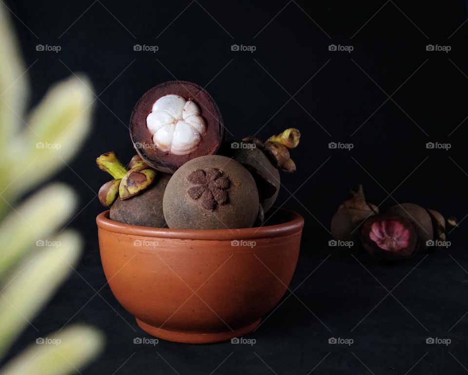 mangosteen fruit in a bowl