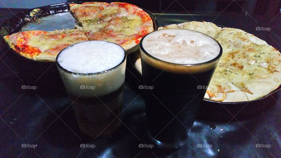 Pizzas y cerveza