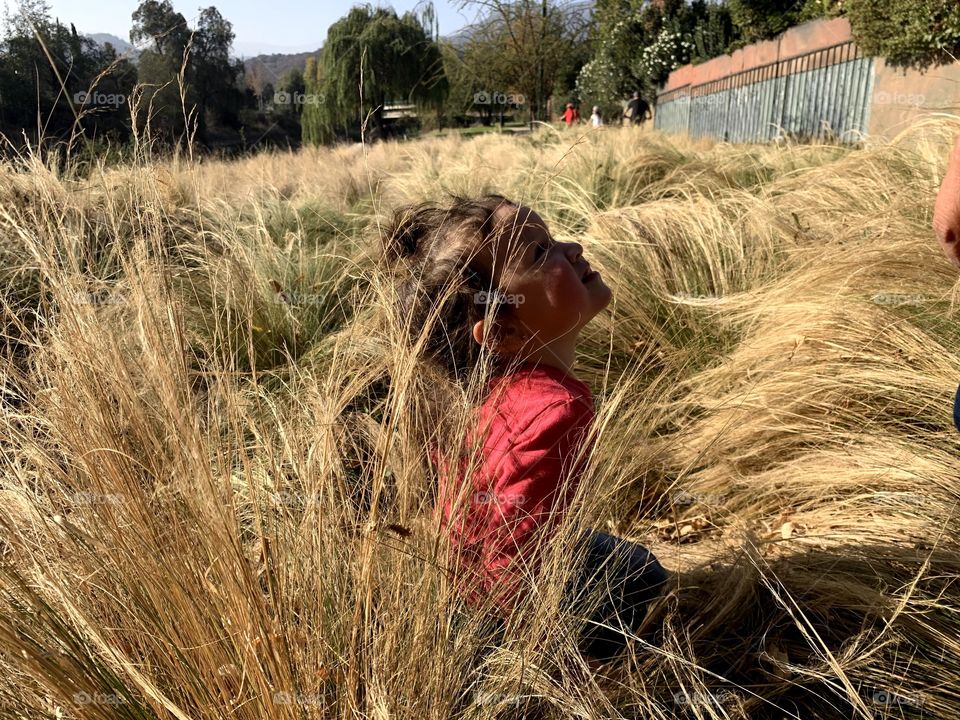 Niña en el campo