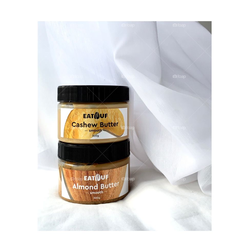 Cashes and almond nut butters for healthy living 