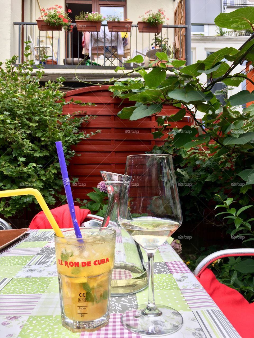 A garten with wine and cocktails 🍹