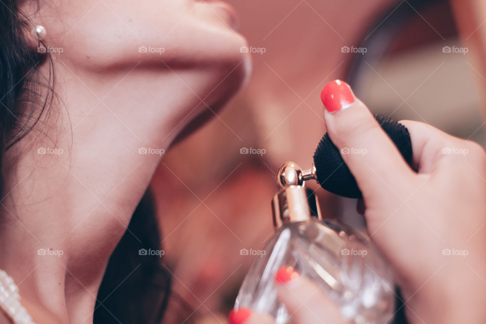 woman scent apply prefume on her neck