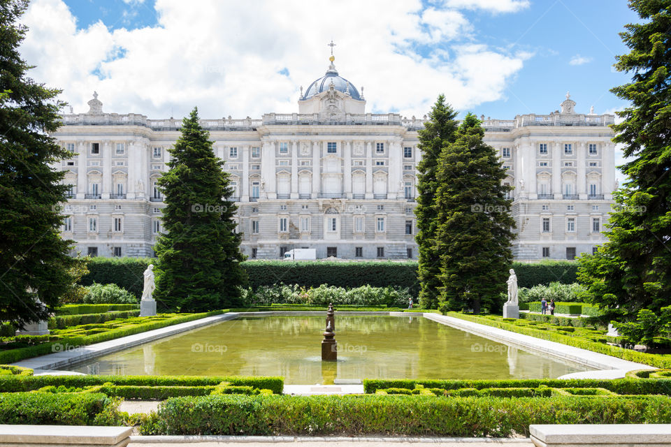 Il Palazzo Reale di Madrid è il più grande dell’Europa occidentale. Oltre 135.000 metri quadri e 3418 stanze lo rendono più grande di altri colossi, come Buckingham Palace o Versailles.
