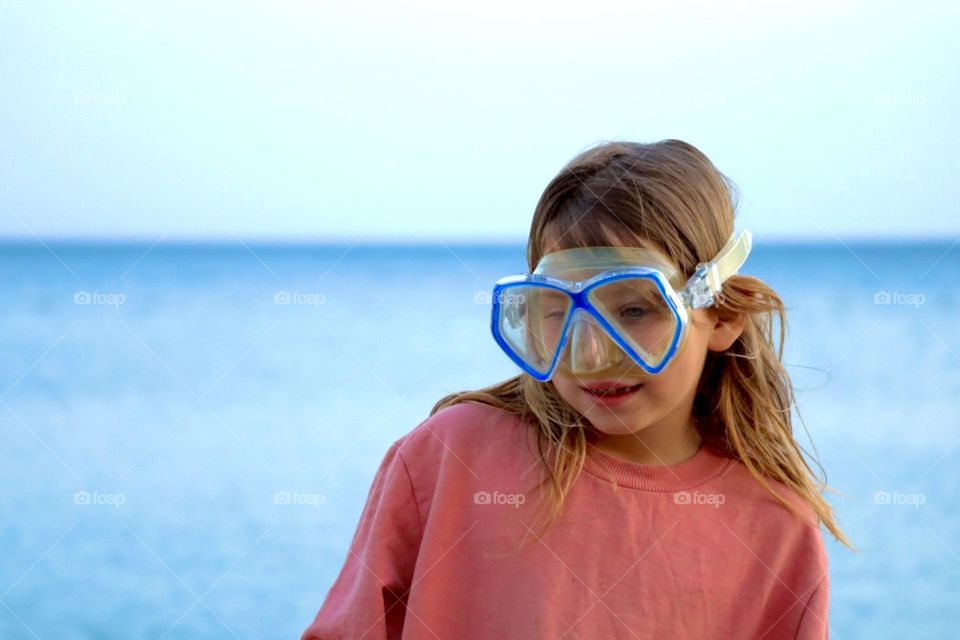 Girl with pink shirt and diving mask