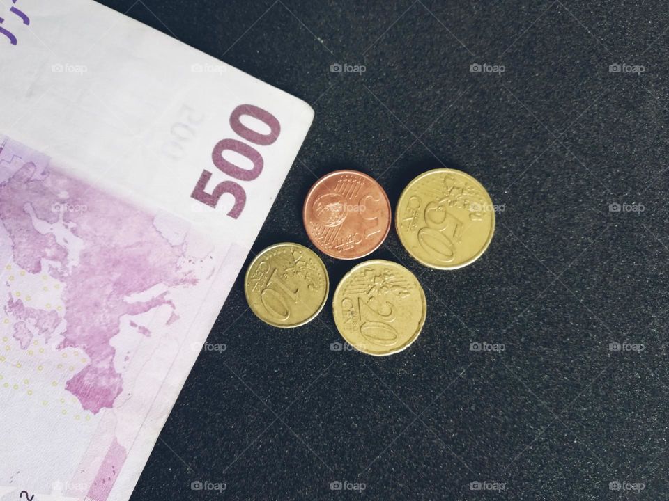 euro coin, 500 euros on a dark background