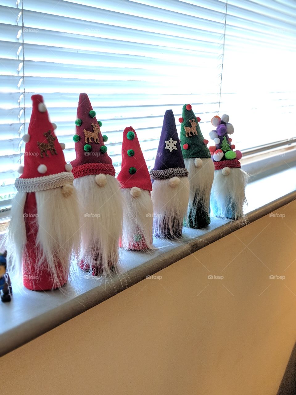 Cute felt gnome Christmas craft. Nisse craft. Adroaboe craft project. make yourself Christmas gnome decoration