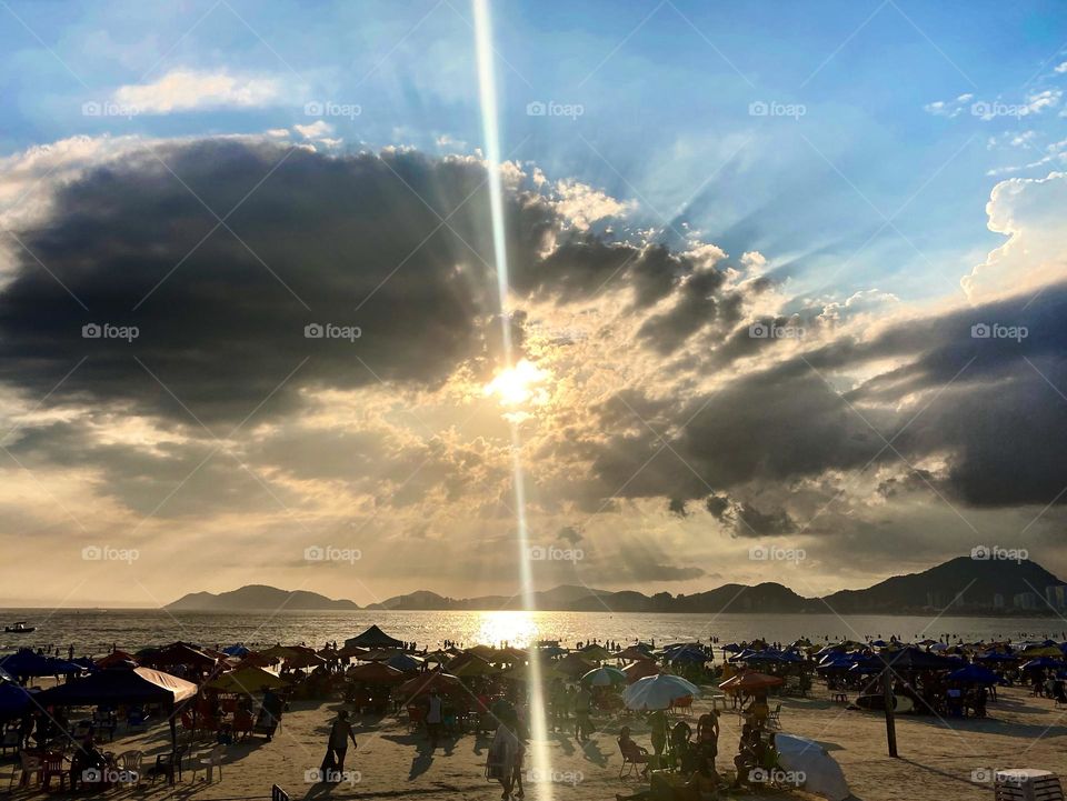 SUMMER DAYS 🇺🇸 Contemplating a day at the beach is very good.  Here, the sunset in Guarujá, a coastal city in Brazil. / 🇧🇷 Contemplar um dia na praia é muito bom. Aqui, o entardecer no Guarujá, uma cidade litorânea do Brasil. 