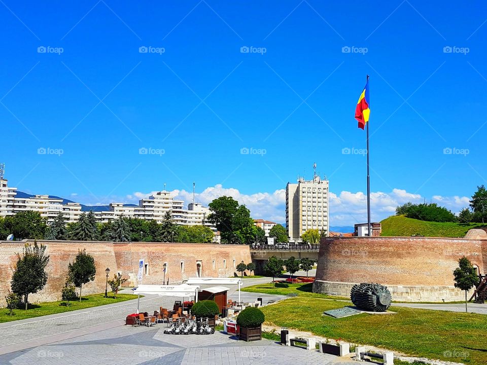 the Romanian flag above the Alba Carolina fortress