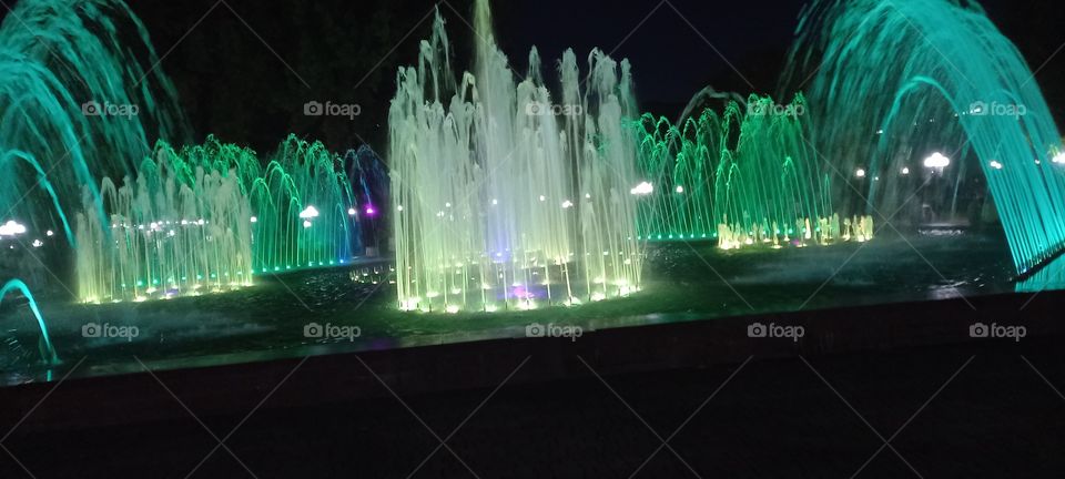 the sparkle of the water in the harmony of colors, a great picture on a summer day.