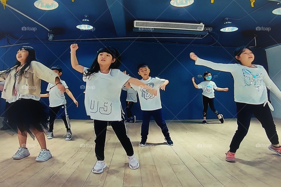 Come on, let's dance together.💃🕴️🕺👯