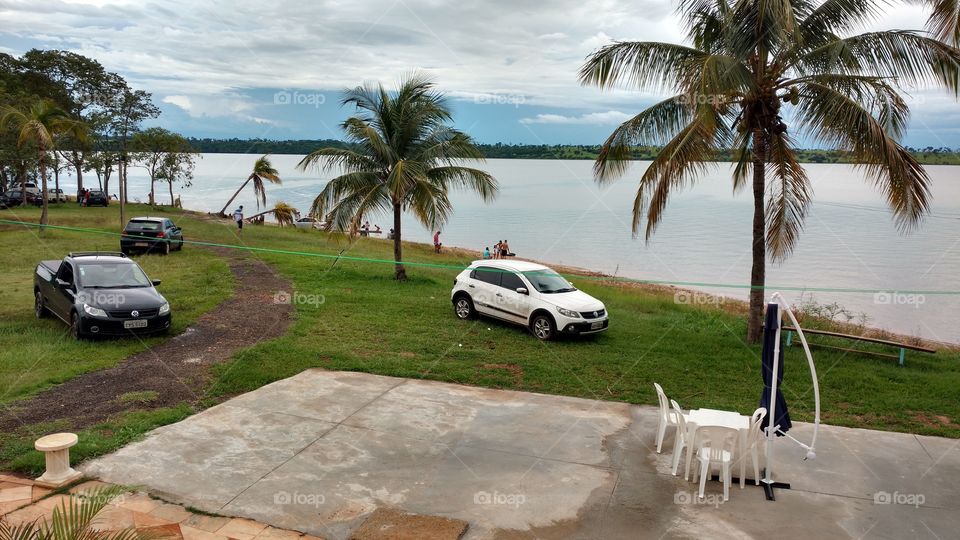 Carros à beira da praia.