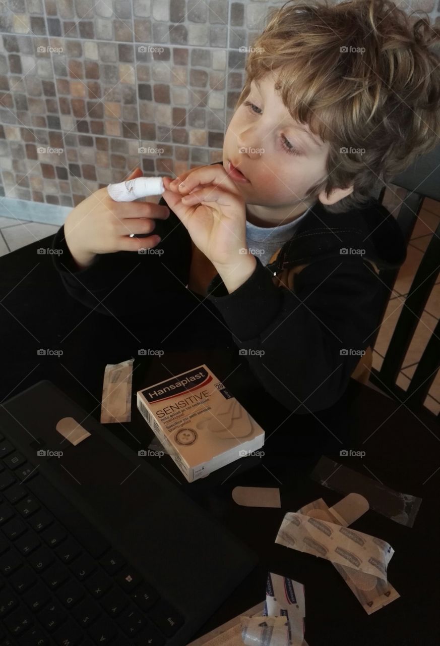 child playing with Hansaplast sensitive