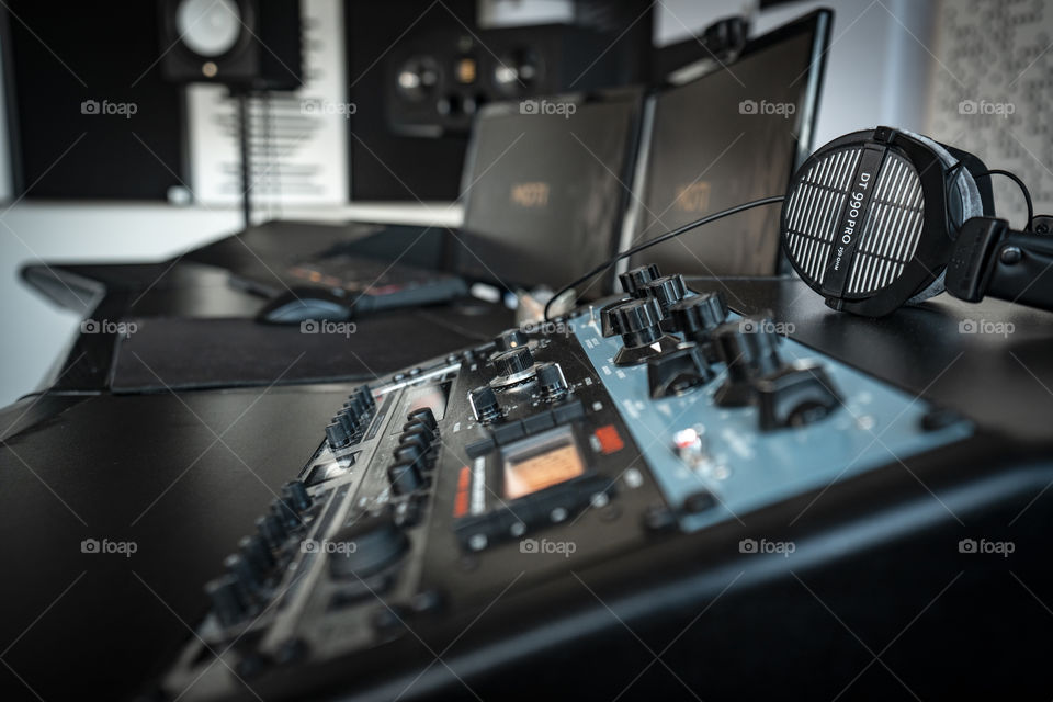 Musicstudio equipment